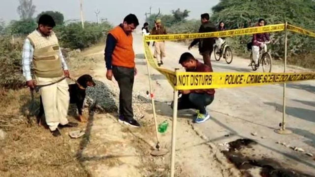 இனி எரிக்க என்ன இருக்கிறது..? என் தங்கையை புதைத்து விடுகிறேன்... உன்னாவ் சகோதரர் வேதனை..! இனி எரிக்க என்ன இருக்கிறது..? என் தங்கையை புதைத்து விடுகிறேன்... உன்னாவ் சகோதரர் வேதனை..!