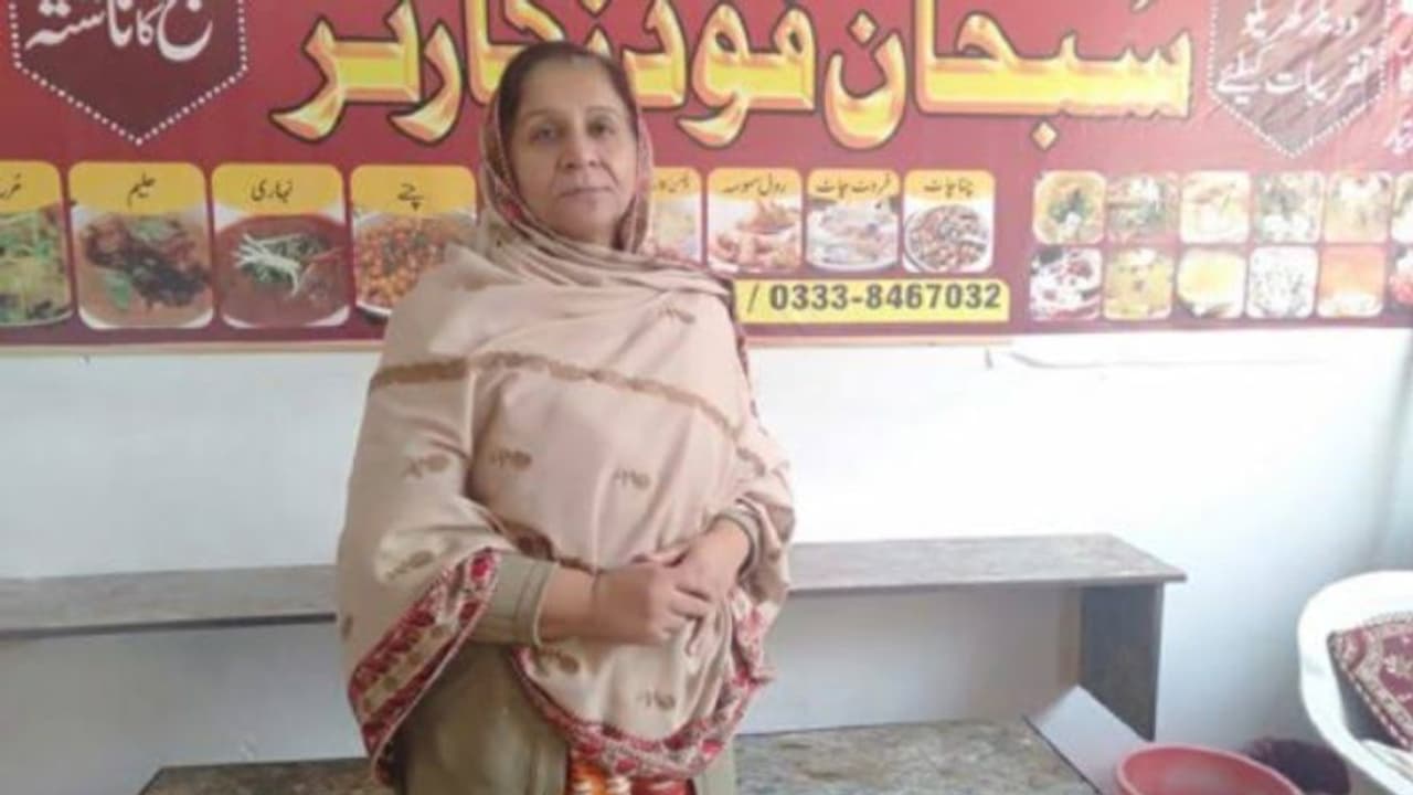 पिता की मौत के बाद बदतर हुई पाकिस्तानी फिल्ममेकर की बेटी की हालत, मजबूरी में कर रही ये काम पिता की मौत के बाद बदतर हुई पाकिस्तानी फिल्ममेकर की बेटी की हालत, मजबूरी में कर रही ये काम