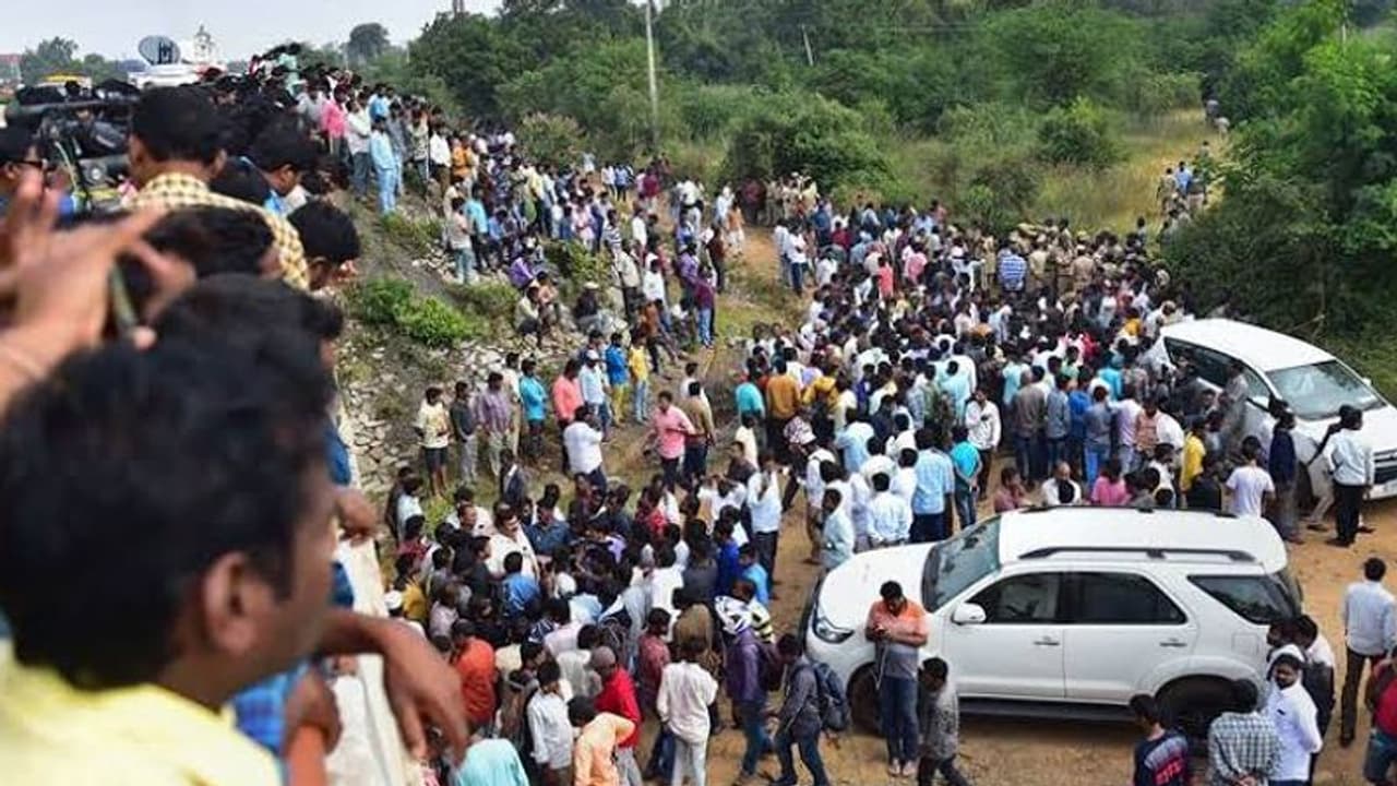 हैदराबाद एनकाउंटर: चारों मृतक आरोपियों के खिलाफ पुलिसकर्मियों पर 'हमला' करने का केस दर्ज हैदराबाद एनकाउंटर: चारों मृतक आरोपियों के खिलाफ पुलिसकर्मियों पर 'हमला' करने का केस दर्ज