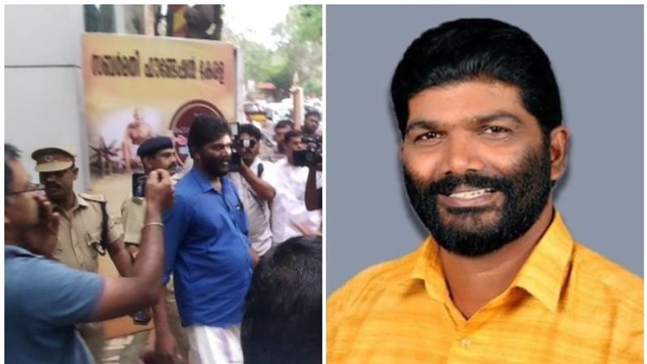 മാധ്യമപ്രവര്ത്തകയ്ക്ക് നേരെ സദാചാര ഗുണ്ടായിസം; പ്രസ്ക്ലബ്ബ് സെക്രട്ടറിക്ക് ജാമ്യം മാധ്യമപ്രവര്ത്തകയ്ക്ക് നേരെ സദാചാര ഗുണ്ടായിസം; പ്രസ്ക്ലബ്ബ് സെക്രട്ടറിക്ക് ജാമ്യം