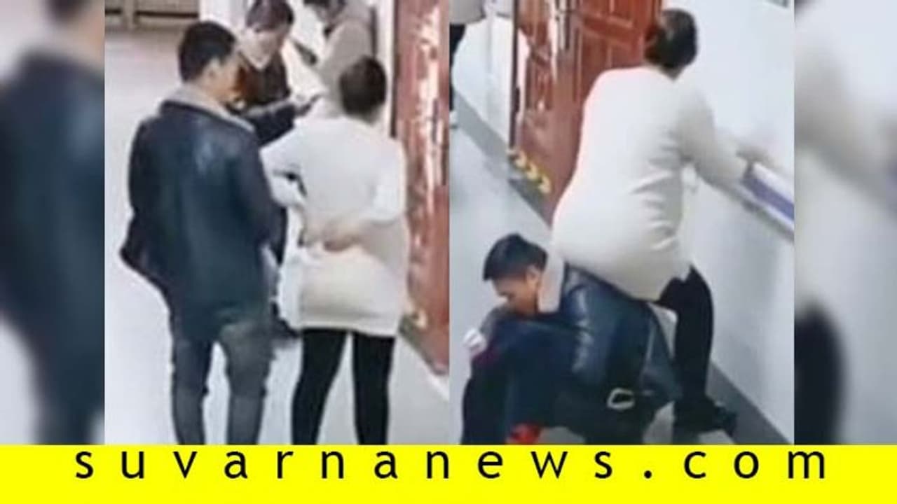 ನಿಂತು ನಿಂತು ಸುಸ್ತಾದ ಗರ್ಭಿಣಿ ಪತ್ನಿ: ತಾನೇ 'ಕುರ್ಚಿ'ಯಾಗಿ ಆಸರೆಯಾದ ಗಂಡ! ನಿಂತು ನಿಂತು ಸುಸ್ತಾದ ಗರ್ಭಿಣಿ ಪತ್ನಿ: ತಾನೇ 'ಕುರ್ಚಿ'ಯಾಗಿ ಆಸರೆಯಾದ ಗಂಡ!