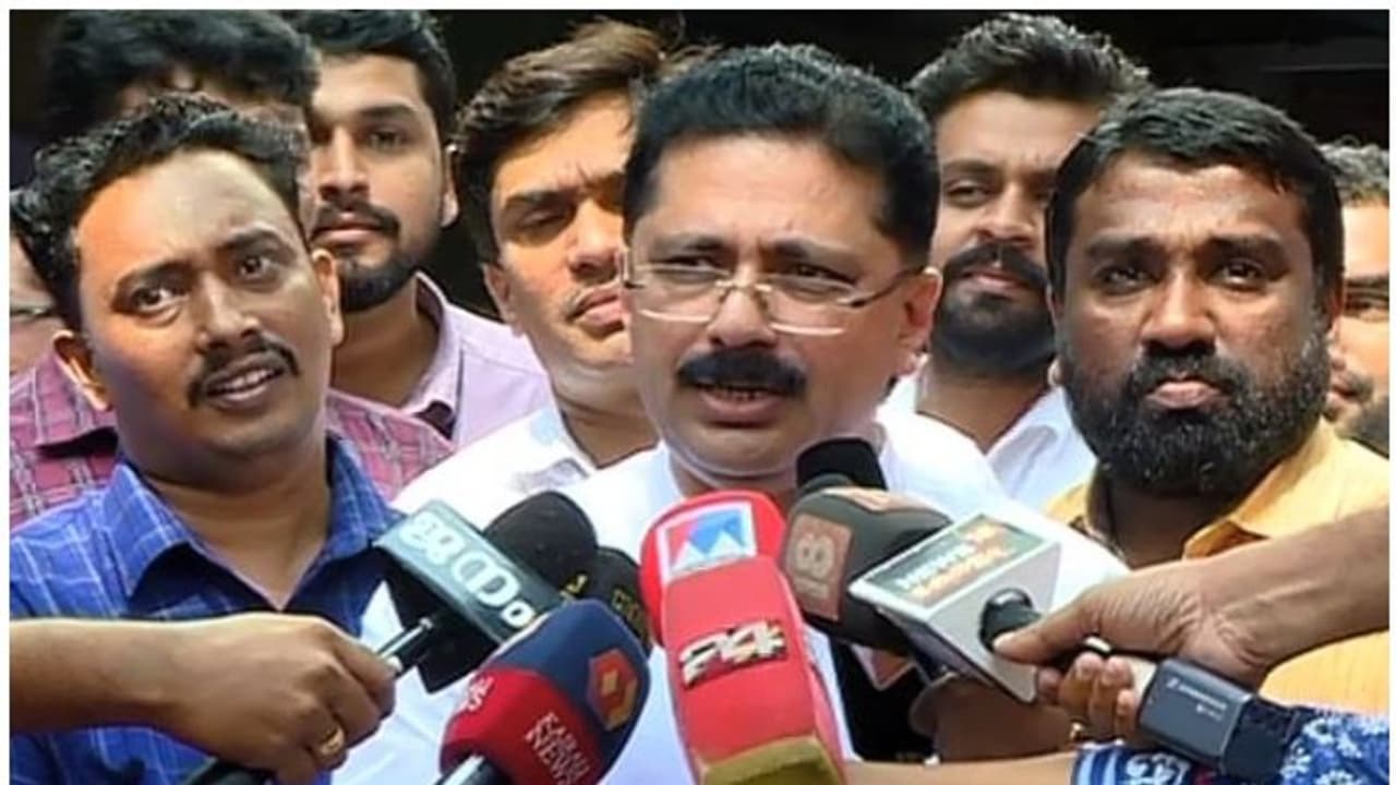 'ഗവര്ണറുടെ മറുപടിക്കത്ത് പുറത്തുവിടണം'; ചെന്നിത്തലയെ വെല്ലുവിളിച്ച് ജലീല് 'ഗവര്ണറുടെ മറുപടിക്കത്ത് പുറത്തുവിടണം'; ചെന്നിത്തലയെ വെല്ലുവിളിച്ച് ജലീല്