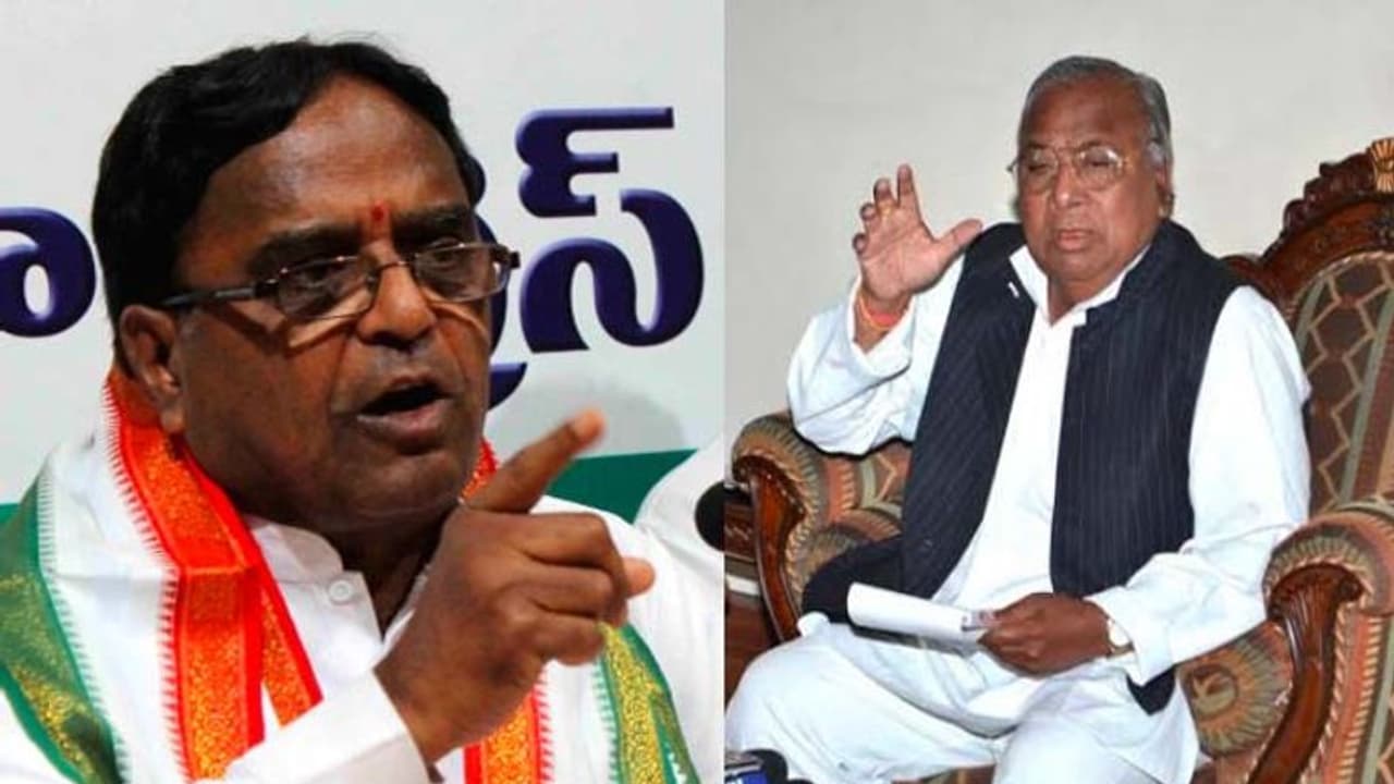 గవర్నర్ తో టీ కాంగ్రెస్ నేతల భేటీ: వీహెచ్, పొన్నాలకు అవమానం