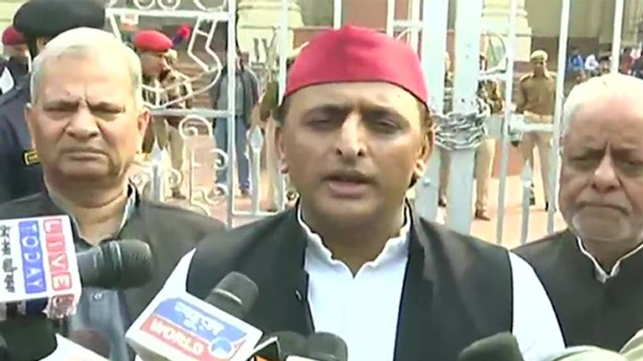 പൗരത്വ നിയമ ഭേദഗതിക്കെതിരായ പ്രതിഷേധം: കൊല്ലപ്പെട്ടവരുടെ കുടുംബത്തിന് 5 ലക്ഷം രൂപ കൈമാറി അഖിലേഷ് യാദവ് പൗരത്വ നിയമ ഭേദഗതിക്കെതിരായ പ്രതിഷേധം: കൊല്ലപ്പെട്ടവരുടെ കുടുംബത്തിന് 5 ലക്ഷം രൂപ കൈമാറി അഖിലേഷ് യാദവ്