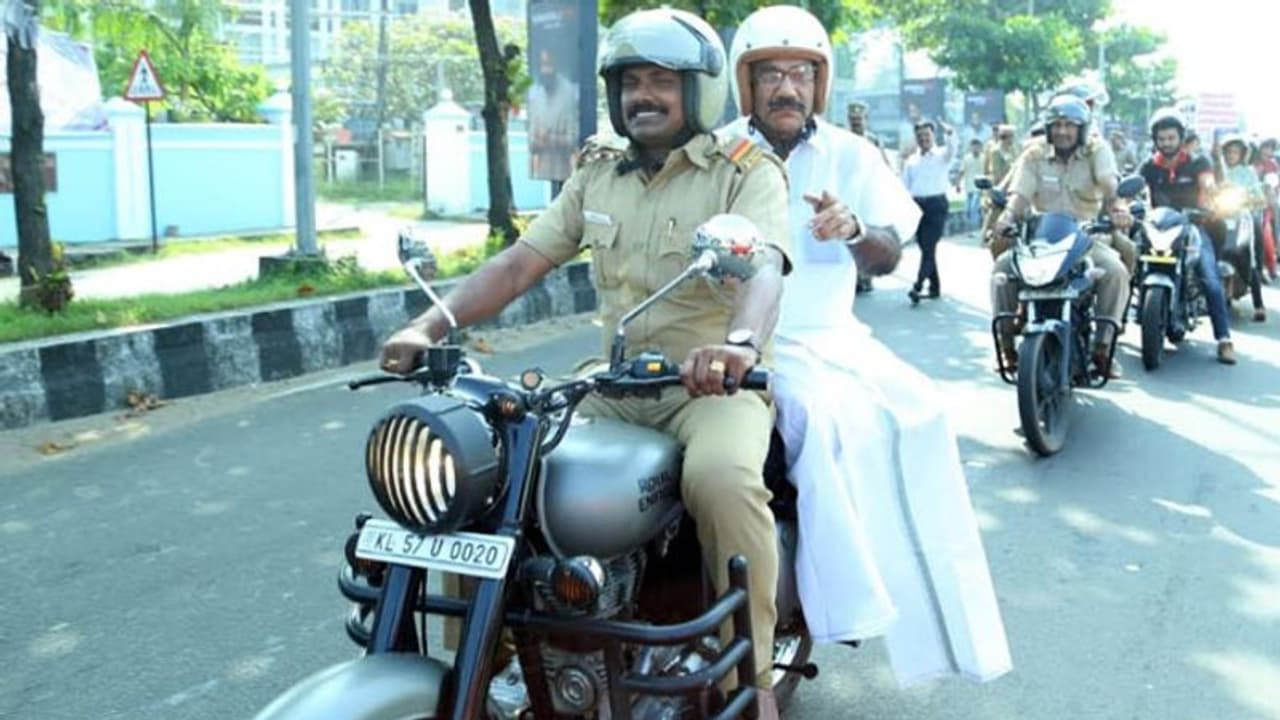 ഹെല്മറ്റിന്റെ പ്രാധാന്യം ഓര്മിപ്പിച്ച് ഗതാഗത മന്ത്രിയുടെ ബോധവത്ക്കരണ റാലി ഹെല്മറ്റിന്റെ പ്രാധാന്യം ഓര്മിപ്പിച്ച് ഗതാഗത മന്ത്രിയുടെ ബോധവത്ക്കരണ റാലി