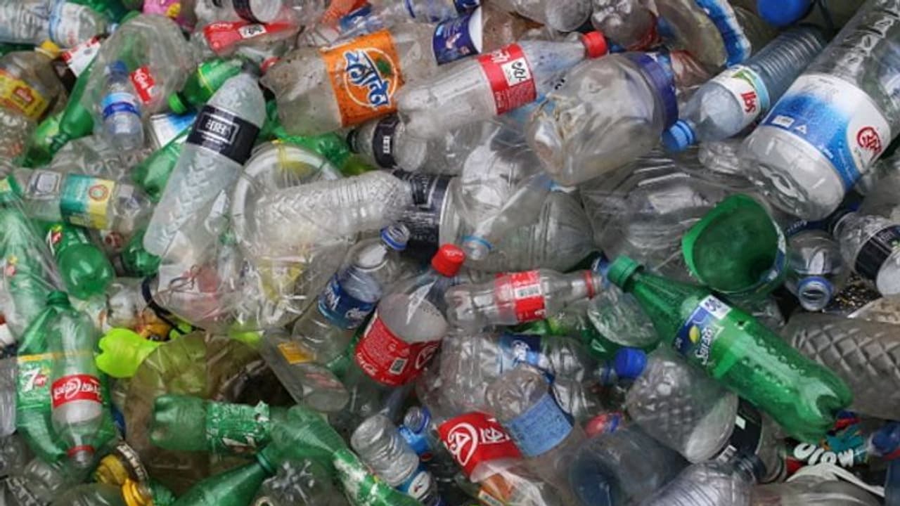 বাতিল প্লাস্টিক থেকে তৈরি হবে তেল, গবেষণা চালাচ্ছে ইন্ডিয়ান অয়েল কর্পোরেশন বাতিল প্লাস্টিক থেকে তৈরি হবে তেল, গবেষণা চালাচ্ছে ইন্ডিয়ান অয়েল কর্পোরেশন