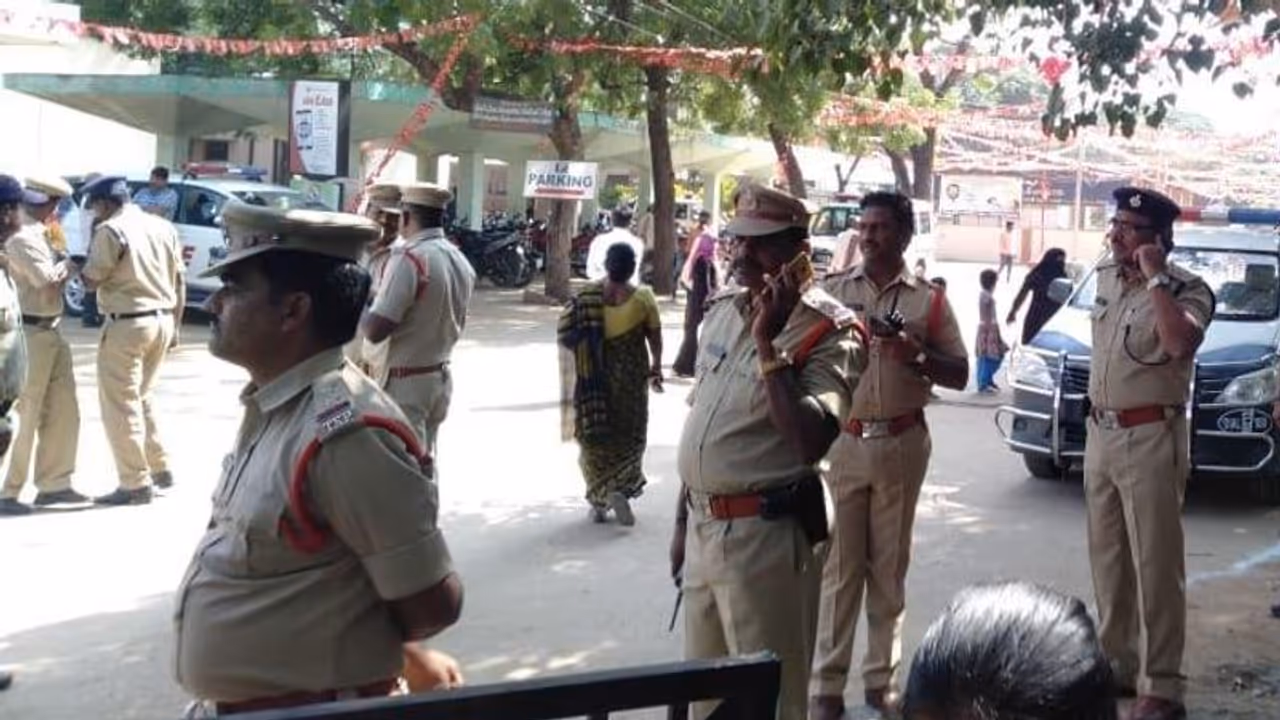 Disha case accused encounter: మృతదేహాలను పరిశీలించిన ఎన్ హెచ్ఆర్సీ బృందం Disha case accused encounter: మృతదేహాలను పరిశీలించిన ఎన్ హెచ్ఆర్సీ బృందం