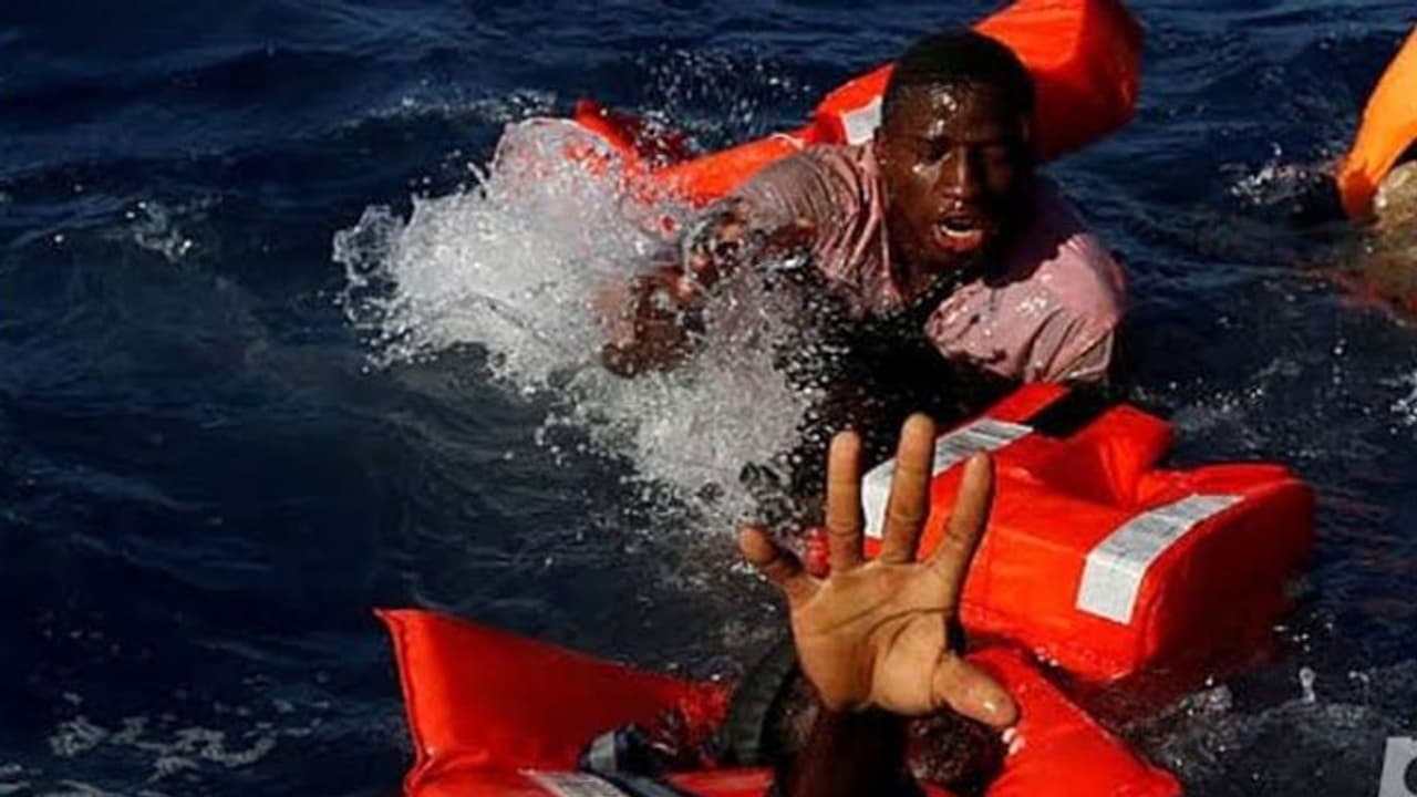 நடுக்கடலில் படகு கவிழ்ந்து விபத்து... 58 அகதிகள் நீரில் மூழ்கி உயிரிழப்பு..! நடுக்கடலில் படகு கவிழ்ந்து விபத்து... 58 அகதிகள் நீரில் மூழ்கி உயிரிழப்பு..!