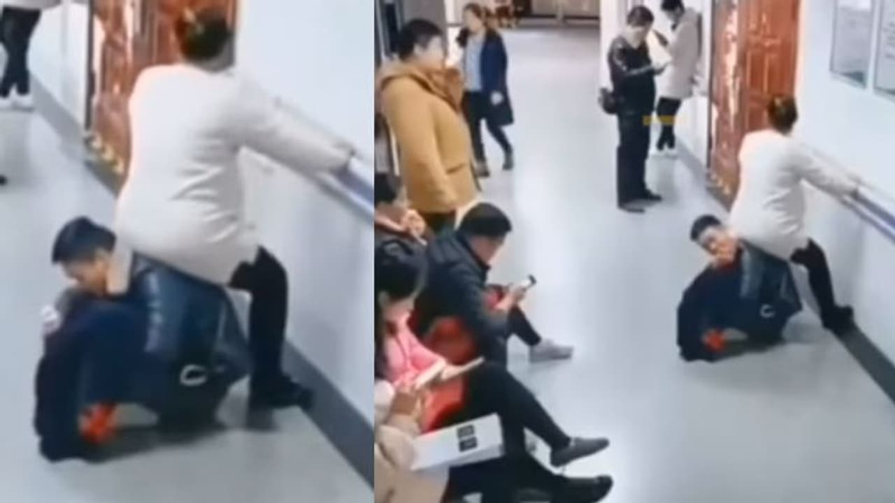 ഗർഭിണിയായ ഭാര്യയ്ക്ക് ഇരിക്കാൻ ആരും കസേര നൽകിയില്ല; അവസാനം ഭർത്താവ് ചെയ്തത്... ഗർഭിണിയായ ഭാര്യയ്ക്ക് ഇരിക്കാൻ ആരും കസേര നൽകിയില്ല; അവസാനം ഭർത്താവ് ചെയ്തത്...