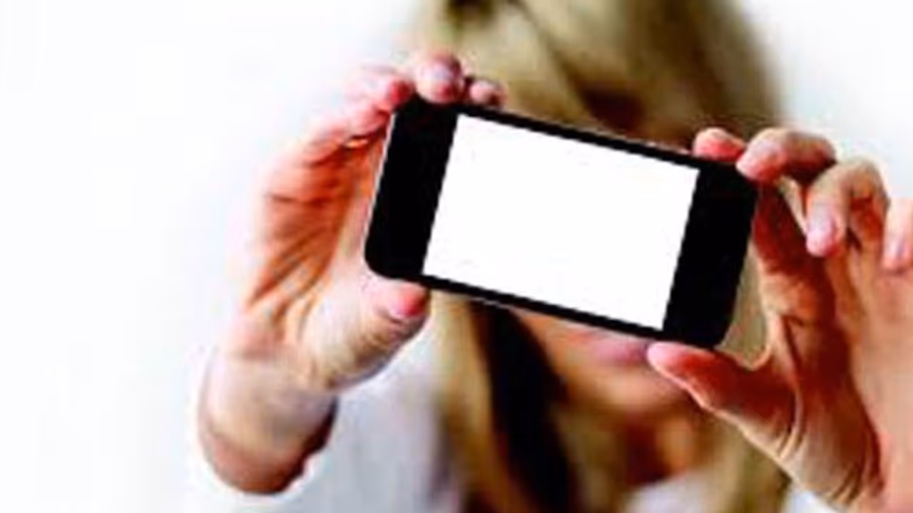 ಫೋಟೋ, ವಿಡಿಯೋ ಲೀಕ್ ಬೆದರಿಕೆ: ಮಹಿಳಾ ಹೋಂಗಾರ್ಡ್ಗೆ ಬ್ಲ್ಯಾಕ್ಮೇಲ್! ಫೋಟೋ, ವಿಡಿಯೋ ಲೀಕ್ ಬೆದರಿಕೆ: ಮಹಿಳಾ ಹೋಂಗಾರ್ಡ್ಗೆ ಬ್ಲ್ಯಾಕ್ಮೇಲ್!