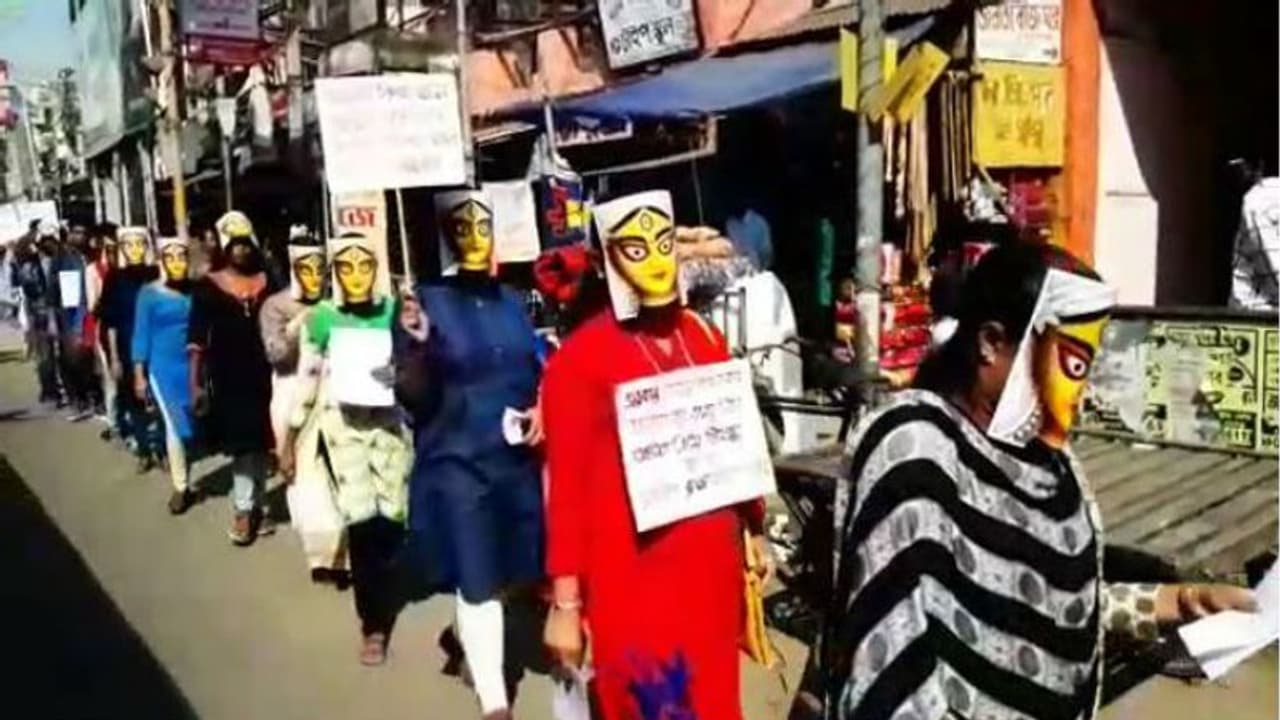 দুর্গা রূপে পথে নামলেন মহিলারা, অসুর নিধনের ডাক দুর্গা রূপে পথে নামলেন মহিলারা, অসুর নিধনের ডাক