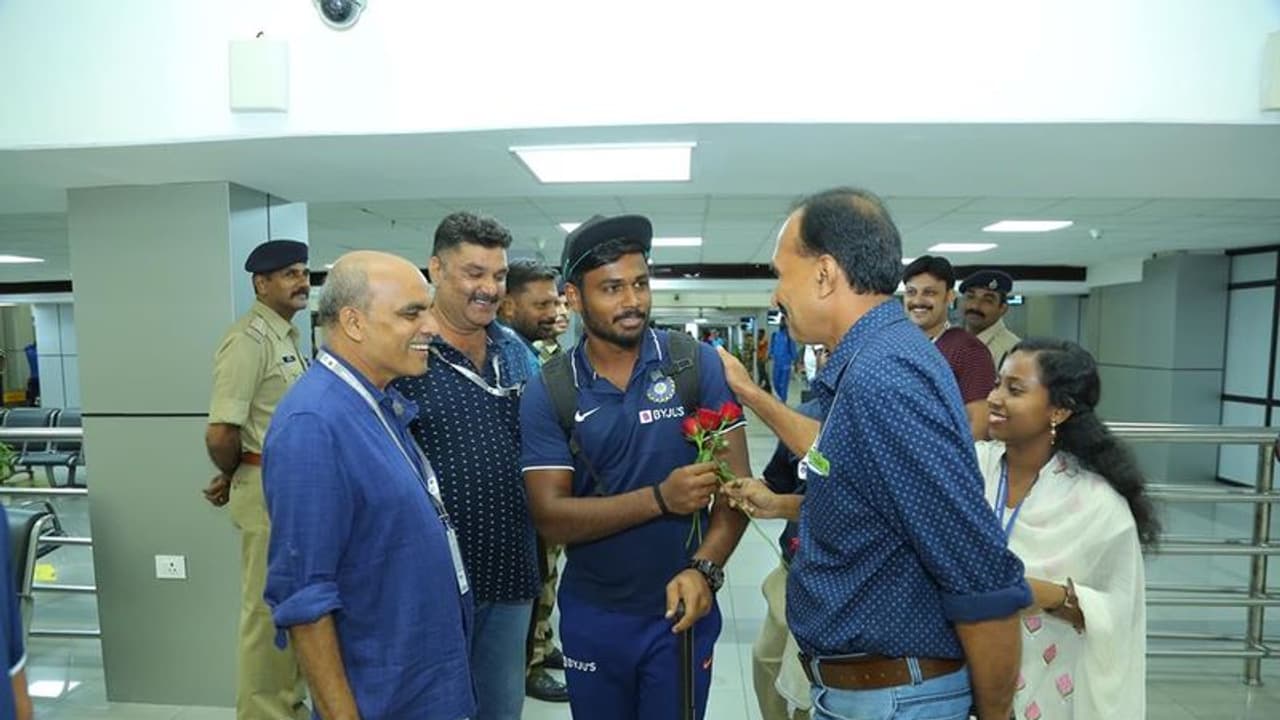 ಸಂಜುಗೆ ಅದ್ಧೂರಿ ಸ್ವಾಗತ; ಫ್ಯಾನ್ಸ್ ಅಭಿಮಾನ ಕಂಡು ದಂಗಾದ ಟೀಂ ಇಂಡಿಯಾ! ಸಂಜುಗೆ ಅದ್ಧೂರಿ ಸ್ವಾಗತ; ಫ್ಯಾನ್ಸ್ ಅಭಿಮಾನ ಕಂಡು ದಂಗಾದ ಟೀಂ ಇಂಡಿಯಾ!