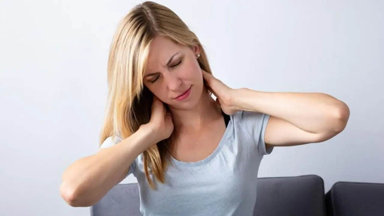 കഴുത്ത് വേദന എങ്ങനെ പരിഹരിക്കാം; നിങ്ങൾ ചെയ്യേണ്ടത്... കഴുത്ത് വേദന എങ്ങനെ പരിഹരിക്കാം; നിങ്ങൾ ചെയ്യേണ്ടത്...