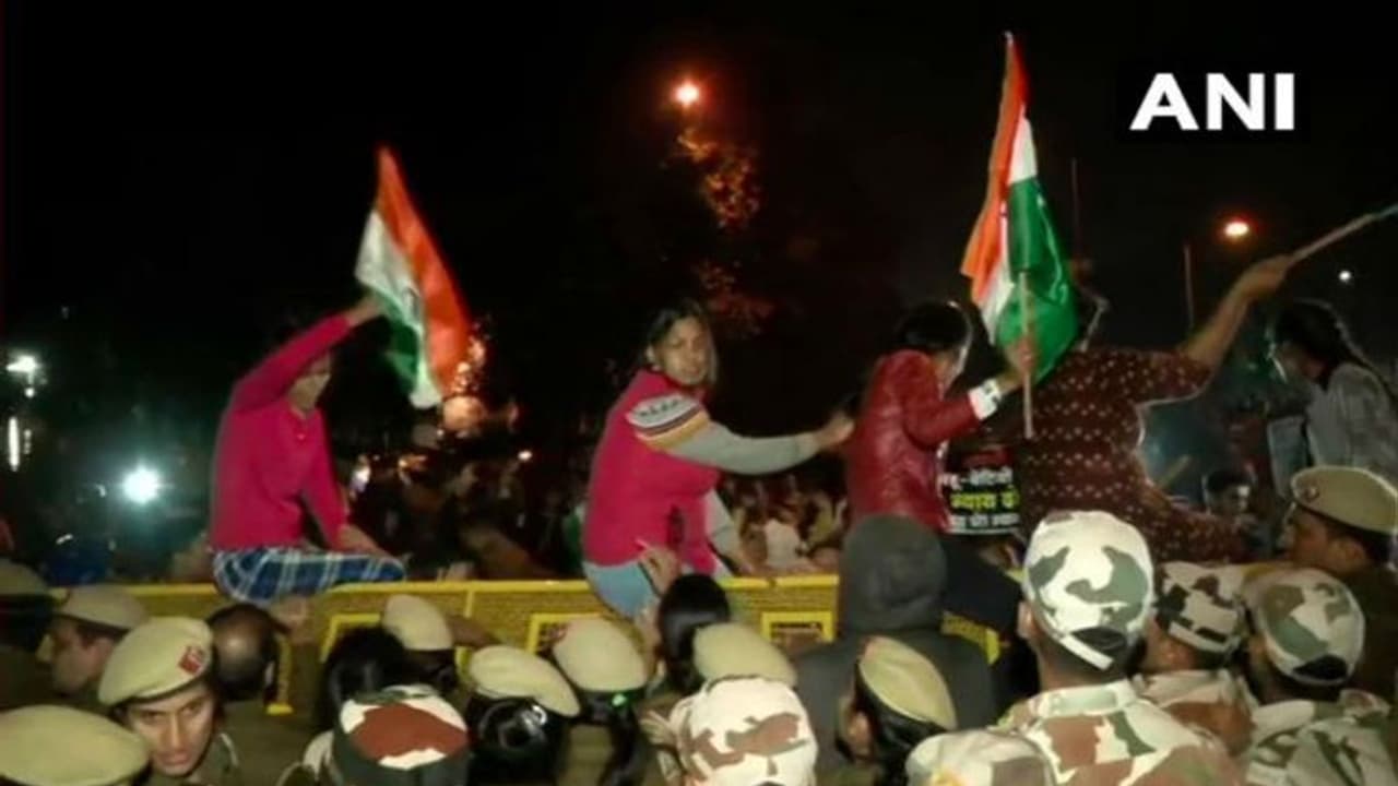 ফিরল নির্ভয়া কাণ্ডের স্মৃতি, আমজনতার বিক্ষোভে উত্তাল দিল্লি ফিরল নির্ভয়া কাণ্ডের স্মৃতি, আমজনতার বিক্ষোভে উত্তাল দিল্লি