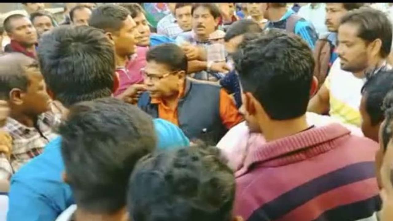 প্রকাশ্যেই মারপিট তৃণমূল কর্মীদের, মিছিল ছেড়ে পালিয়ে বাঁচলেন জেলা সভাপতি প্রকাশ্যেই মারপিট তৃণমূল কর্মীদের, মিছিল ছেড়ে পালিয়ে বাঁচলেন জেলা সভাপতি