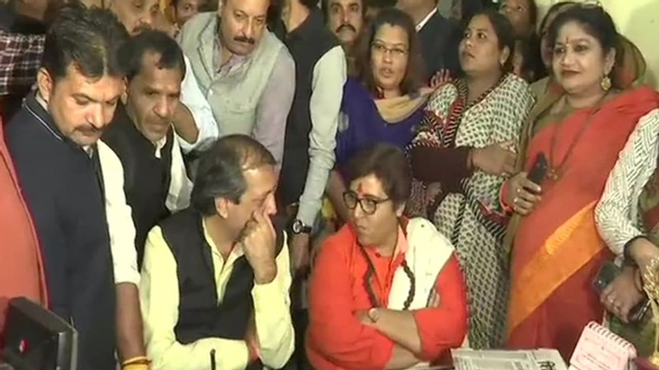 धमकी देने वाले विधायक के खिलाफ धरने पर बैठीं प्रज्ञा, प्रदेश अध्यक्ष का फोन आने पर किया खत्म