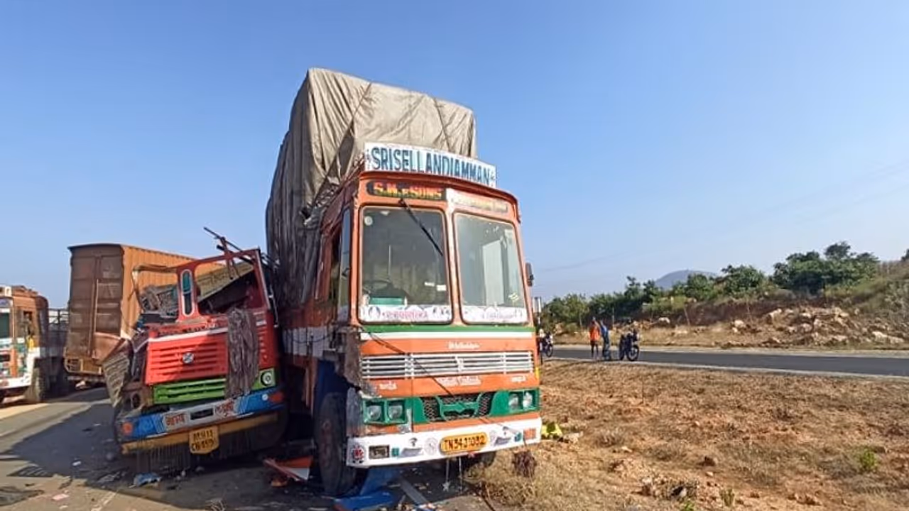 ಕೂಡ್ಲಿಗಿ ಬಳಿ ಸರಣಿ ಅಪಘಾತ: ಇಬ್ಬರ ದುರ್ಮರಣ ಕೂಡ್ಲಿಗಿ ಬಳಿ ಸರಣಿ ಅಪಘಾತ: ಇಬ್ಬರ ದುರ್ಮರಣ