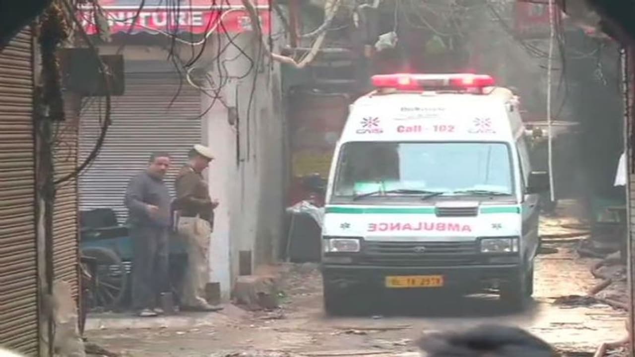 দিল্লিতে ভোররাতে ভয়াবহ অগ্নিকাণ্ড, লাফিয়ে লাফিয়ে বাড়ছে মৃতের সংখ্যা, মৃত ৪৩ দিল্লিতে ভোররাতে ভয়াবহ অগ্নিকাণ্ড, লাফিয়ে লাফিয়ে বাড়ছে মৃতের সংখ্যা, মৃত ৪৩