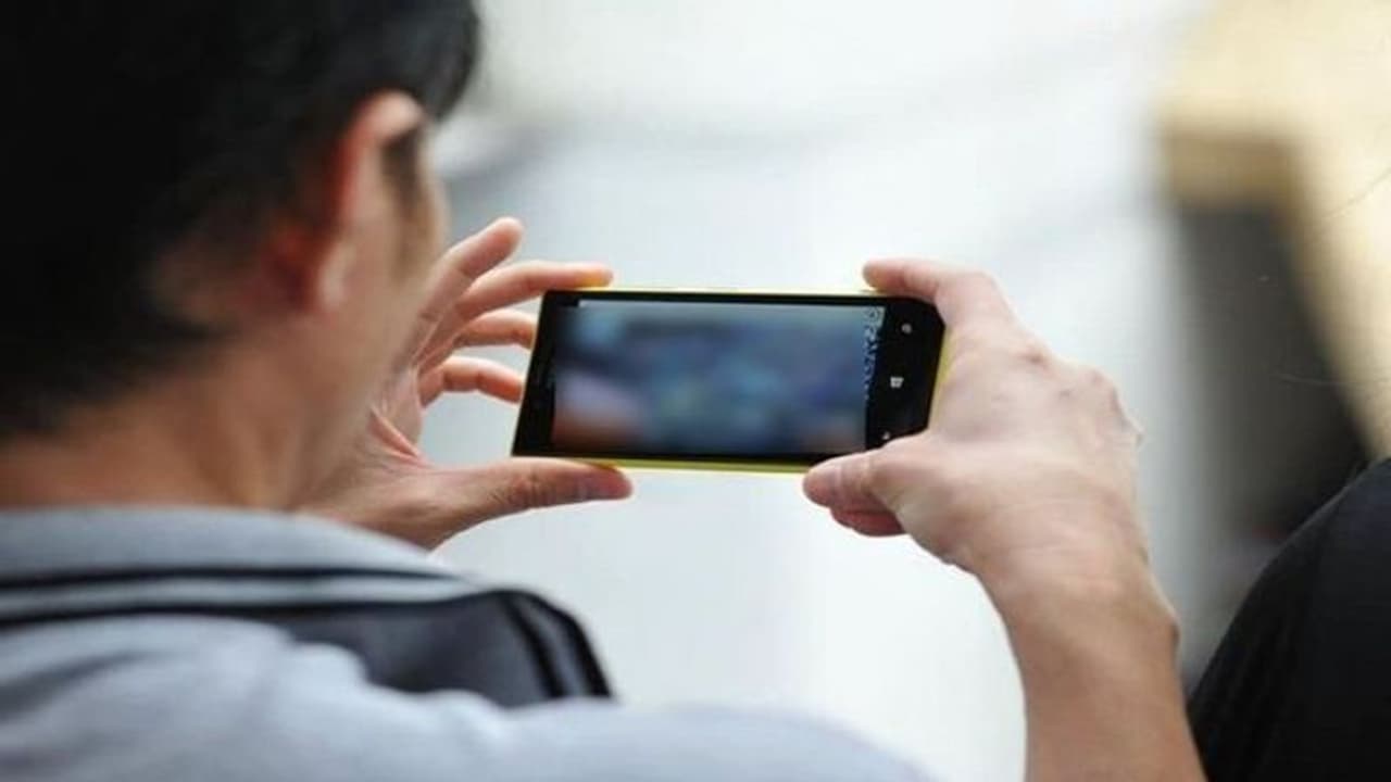 செத்தான்டா சேகரு..! அந்த படம் பார்த்தவங்களுக்கு வீடு தேடி வருகிறது சம்மன்..! பகீர் கிளப்பும் காவல்துறை..!