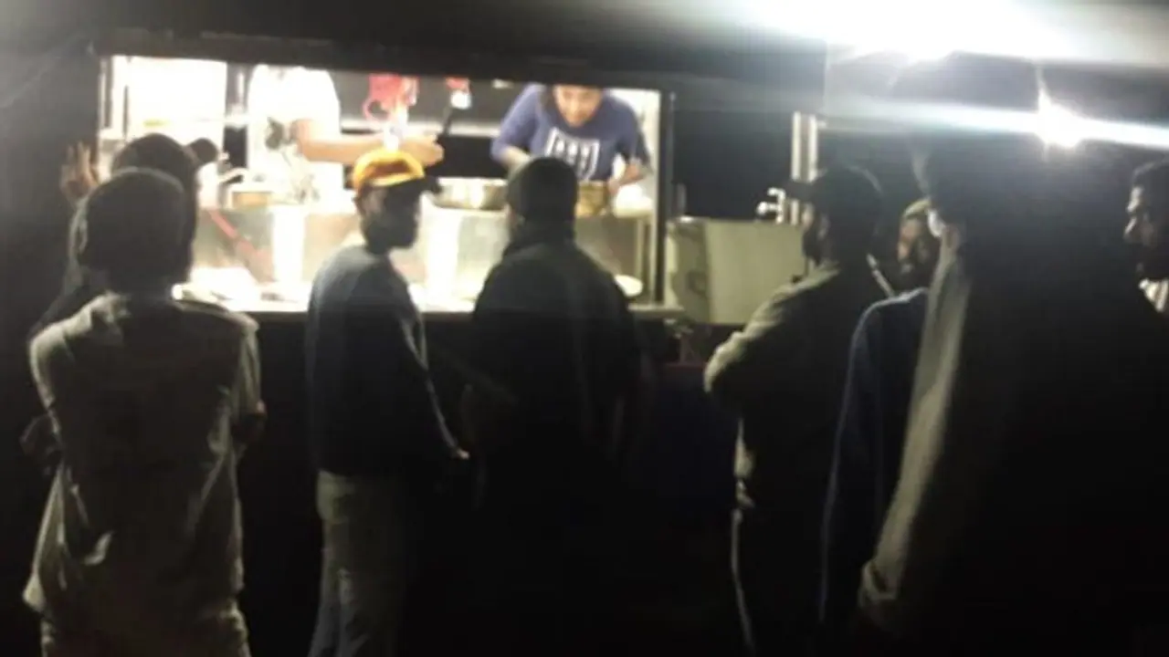 500ಕ್ಕೂ ಹೆಚ್ಚು ಜನರಿದ್ದ ರೇವ್ ಪಾರ್ಟಿ ಅಡ್ಡೆ ಮೇಲೆ ಪೊಲೀಸ್ ರೈಡ್ 500ಕ್ಕೂ ಹೆಚ್ಚು ಜನರಿದ್ದ ರೇವ್ ಪಾರ್ಟಿ ಅಡ್ಡೆ ಮೇಲೆ ಪೊಲೀಸ್ ರೈಡ್