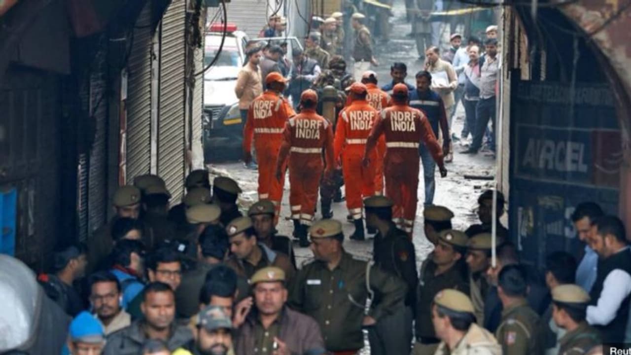 कमरे में था अंधेरा, बचाओ बचाओ की चीखें आ रही थीं; लेकिन कुछ ही लोग बाहर निकल सके