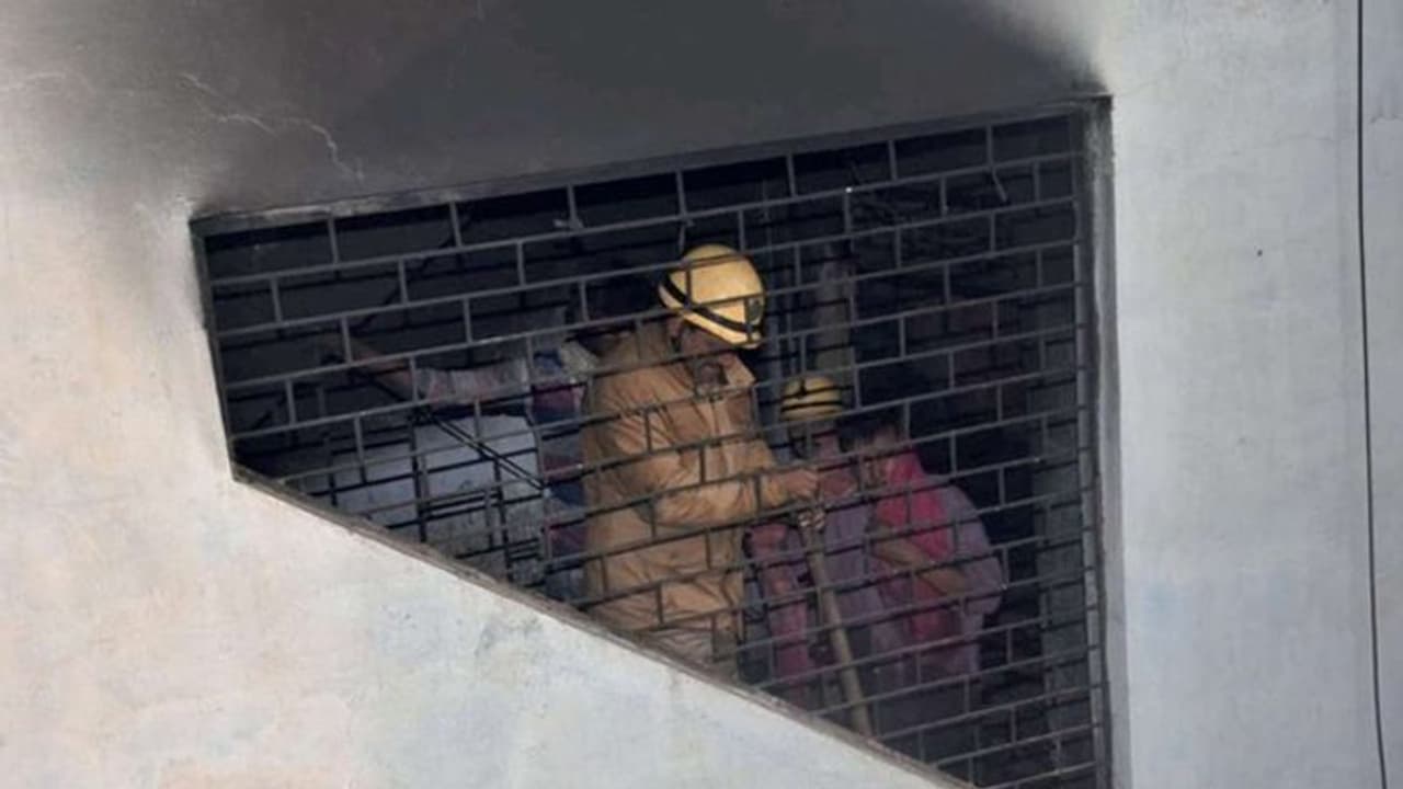 दिल्ली में फैक्ट्री में आग लगने से 43 लोगों की मौत, बिल्डिंग में सो रहे थे एक ही गांव के 30 लोग दिल्ली में फैक्ट्री में आग लगने से 43 लोगों की मौत, बिल्डिंग में सो रहे थे एक ही गांव के 30 लोग