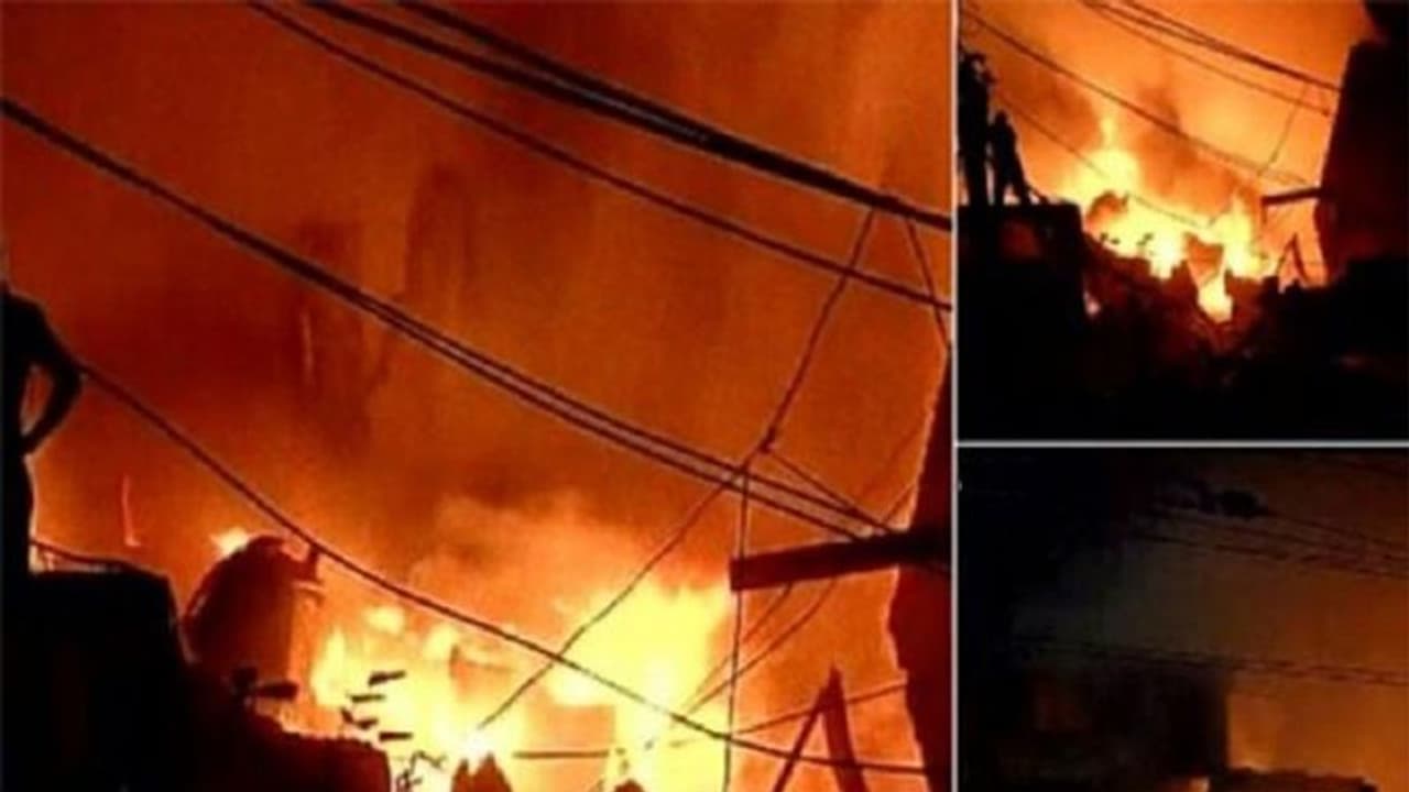 सामूहिक चिता बनी दिल्ली की तीन मंजिला इमारत, चौड़ी होतीं गालियां तो बचा लिए जाते और भी लोग सामूहिक चिता बनी दिल्ली की तीन मंजिला इमारत, चौड़ी होतीं गालियां तो बचा लिए जाते और भी लोग