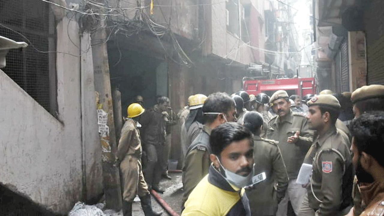 दिनभर मजदूरी करके सुकून से सोए थे दर्जनों मजदूर, लेकिन सुबह होने से पहले ही मौत के मुंह में समा गए दिनभर मजदूरी करके सुकून से सोए थे दर्जनों मजदूर, लेकिन सुबह होने से पहले ही मौत के मुंह में समा गए