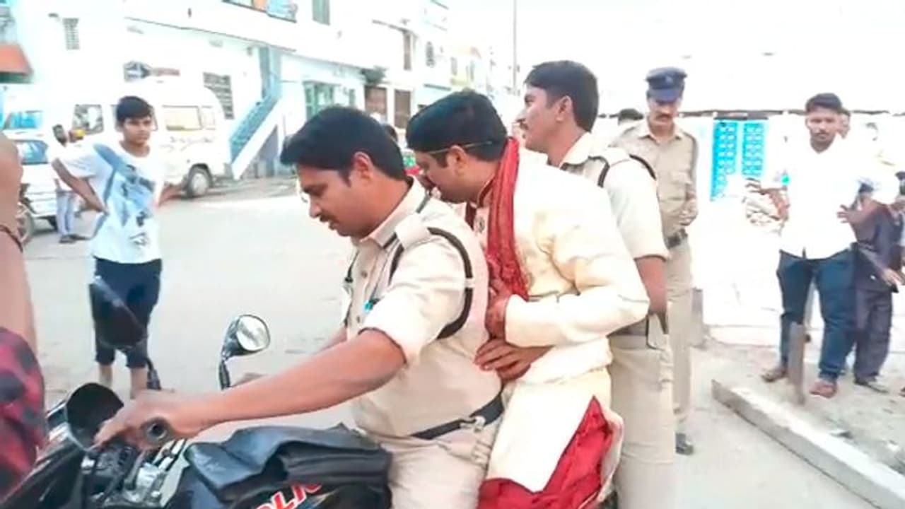 బ్యాంక్ ఉద్యోగమే పెట్టుబడి... యువతుల జీవితాలతో ఆడుకుంటున్న నిత్యపెళ్లికొడుకు జైలుపాలు బ్యాంక్ ఉద్యోగమే పెట్టుబడి... యువతుల జీవితాలతో ఆడుకుంటున్న నిత్యపెళ్లికొడుకు జైలుపాలు