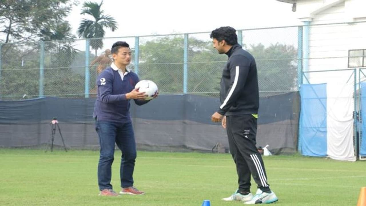 অনুশীলন শুরু করলেন ফুটবলার দেব, কোচের ভূমিকায় বাইচুং ভুটিয়া অনুশীলন শুরু করলেন ফুটবলার দেব, কোচের ভূমিকায় বাইচুং ভুটিয়া