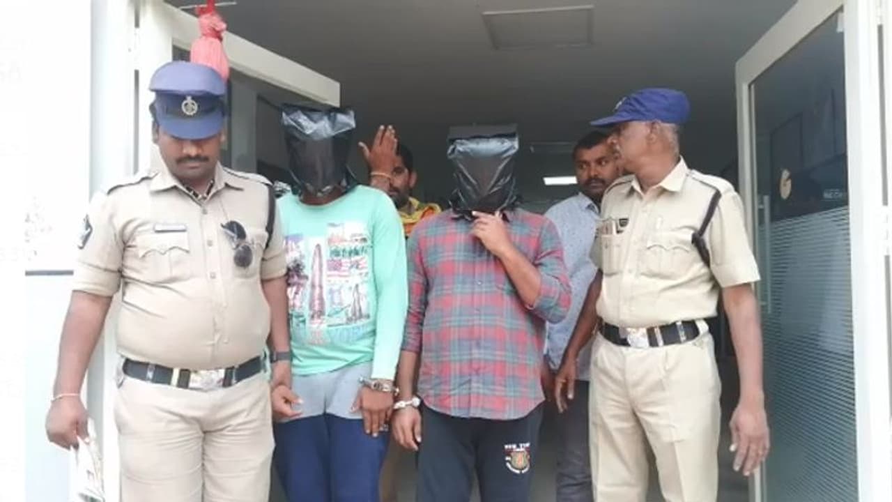 దిశ నిందితుల ఎన్కౌంటర్, అయినా మారని మృగాళ్ళు... మైనర్ బాలికపై యువకుల అత్యాచారం దిశ నిందితుల ఎన్కౌంటర్, అయినా మారని మృగాళ్ళు... మైనర్ బాలికపై యువకుల అత్యాచారం