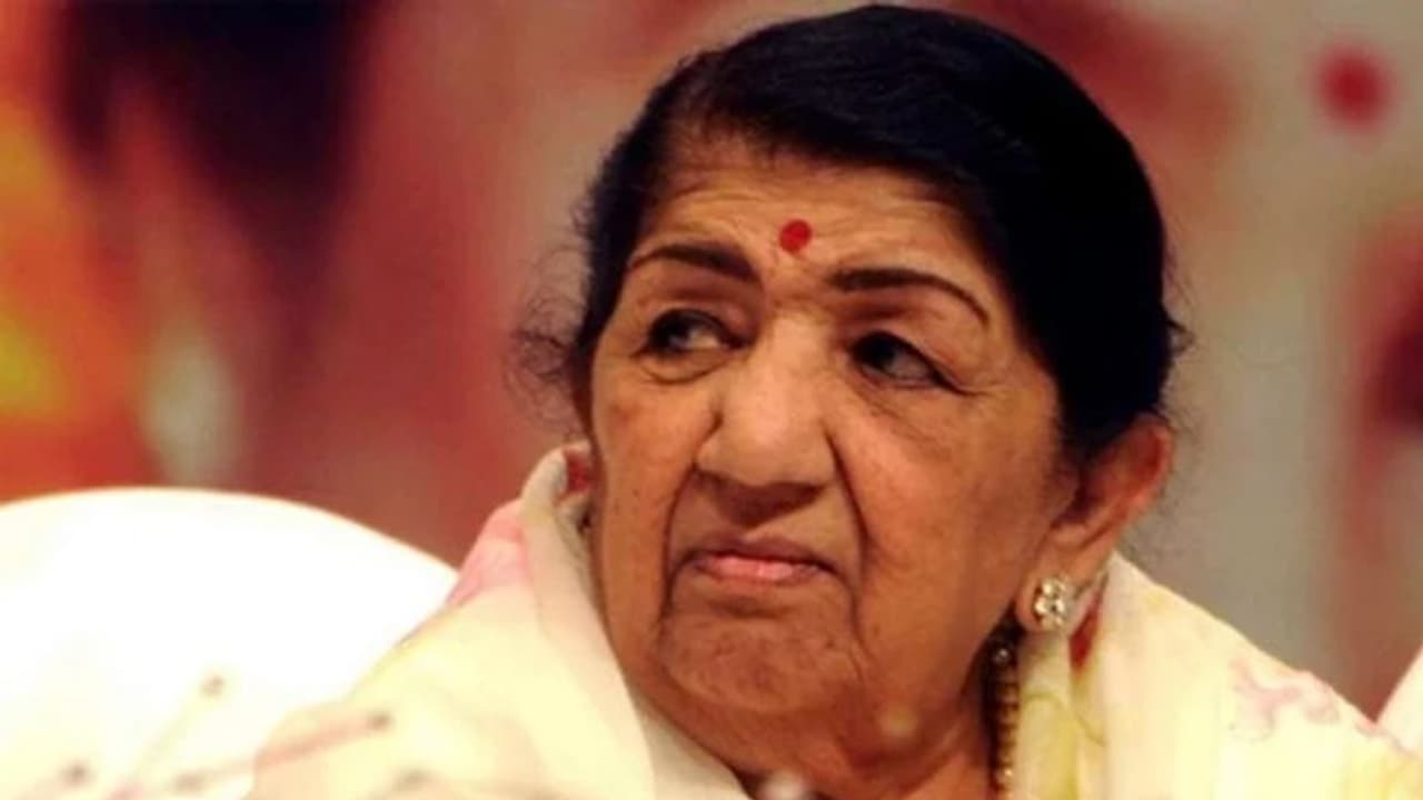 28 दिन तक जिंदगी और मौत से जूझने के बाद घर लौटीं लता मंगेशकर,बोलीं डॉक्टर सच में फरिश्ते हैं 28 दिन तक जिंदगी और मौत से जूझने के बाद घर लौटीं लता मंगेशकर,बोलीं डॉक्टर सच में फरिश्ते हैं