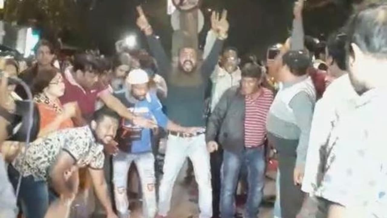 মহিলা বিজেপি কর্মীর ওপর হামলা, প্রতিবাদে থানা ঘেরাও বিজেপির মহিলা বিজেপি কর্মীর ওপর হামলা, প্রতিবাদে থানা ঘেরাও বিজেপির