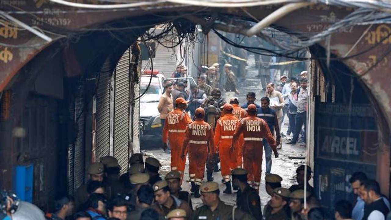 দিল্লির অগ্নিকাণ্ডে খোঁজ মিলল বাড়ির মালিকের, কী করল পুলিশ দিল্লির অগ্নিকাণ্ডে খোঁজ মিলল বাড়ির মালিকের, কী করল পুলিশ