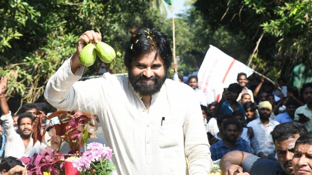 ఎస్పీ చెప్పిన కొద్దిక్షణాల్లోనే పవన్ను అడ్డుకొన్న పోలీసులు ఎస్పీ చెప్పిన కొద్దిక్షణాల్లోనే పవన్ను అడ్డుకొన్న పోలీసులు