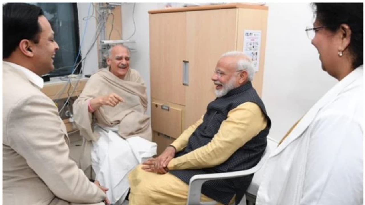 'അദ്ദേഹത്തിന്റെ സൗഖ്യത്തിനായി പ്രാര്ഥിക്കുന്നു'; അരുണ് ഷൂരിയെ സന്ദര്ശിച്ച് മോദി 'അദ്ദേഹത്തിന്റെ സൗഖ്യത്തിനായി പ്രാര്ഥിക്കുന്നു'; അരുണ് ഷൂരിയെ സന്ദര്ശിച്ച് മോദി