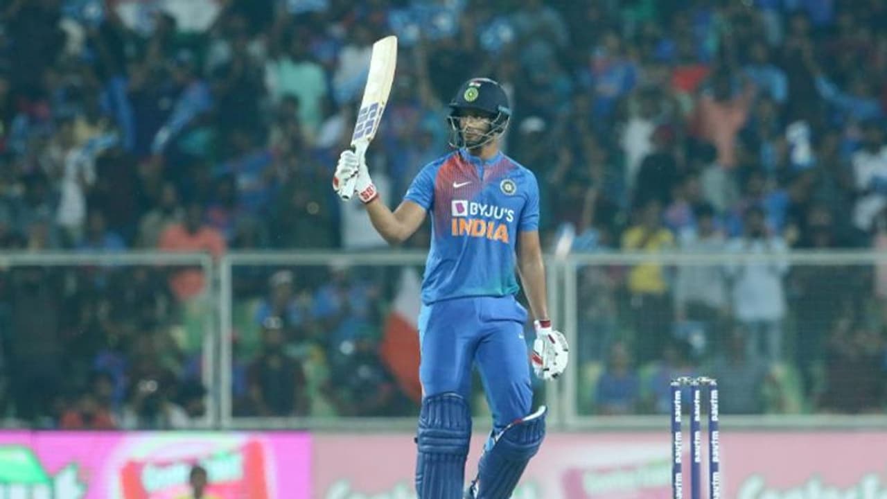 शिवम दुबे ने पोलार्ड के ओवर में जड़े लगातार 3 छक्के, युवराज सिंह की दिलाई याद शिवम दुबे ने पोलार्ड के ओवर में जड़े लगातार 3 छक्के, युवराज सिंह की दिलाई याद