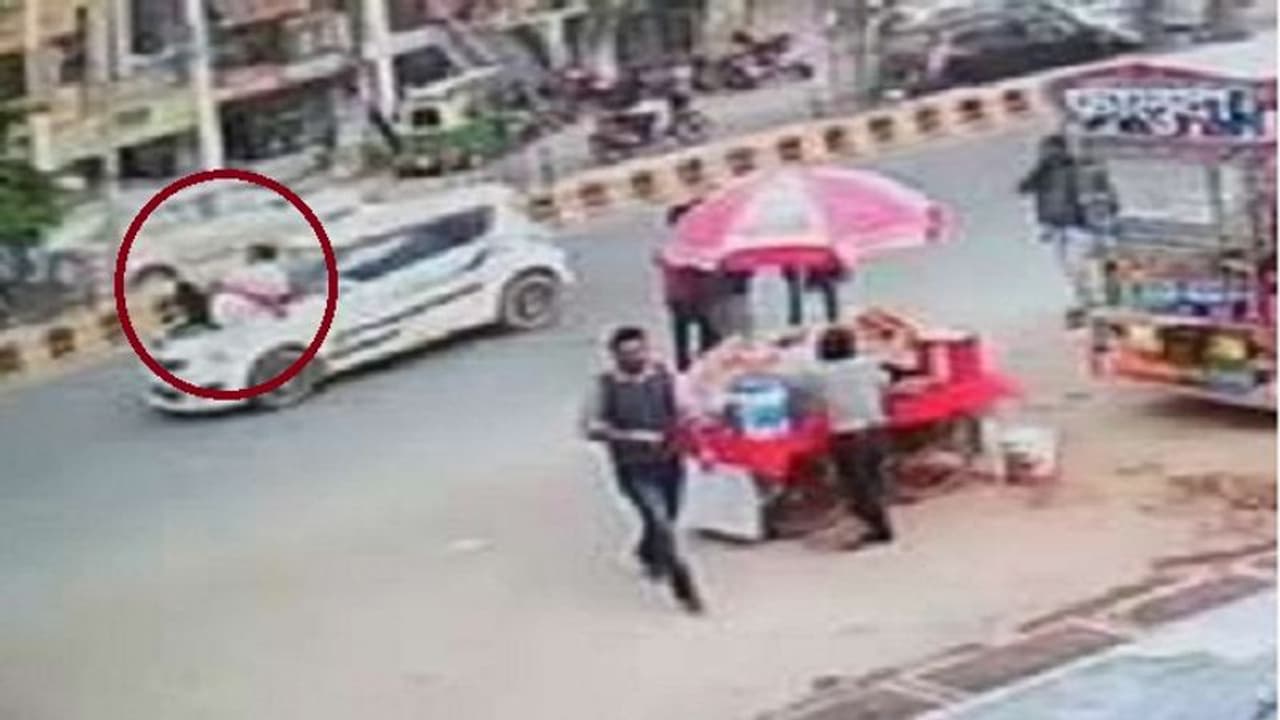 सपा नेता से गैराज मालिक ने मांगी मेहनताना तो चढ़ा दी कार सपा नेता से गैराज मालिक ने मांगी मेहनताना तो चढ़ा दी कार