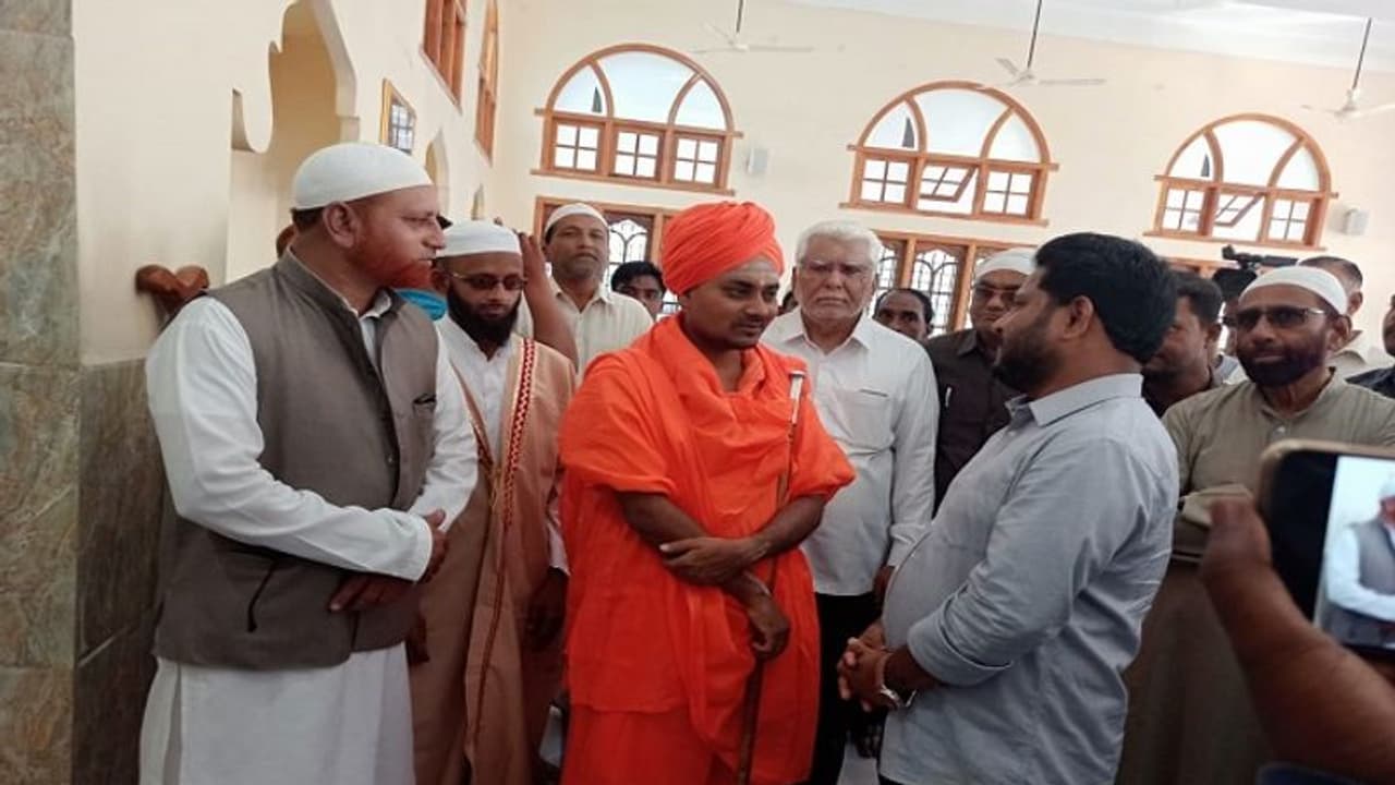 ಹೊಸ ಸಂಪ್ರದಾಯಕ್ಕೆ ನಾಂದಿ, ಮಸೀದಿ ಪ್ರವೇಶಿಸಿದ ಸ್ವಾಮೀಜಿಗಳು, ಮಹಿಳೆಯರು