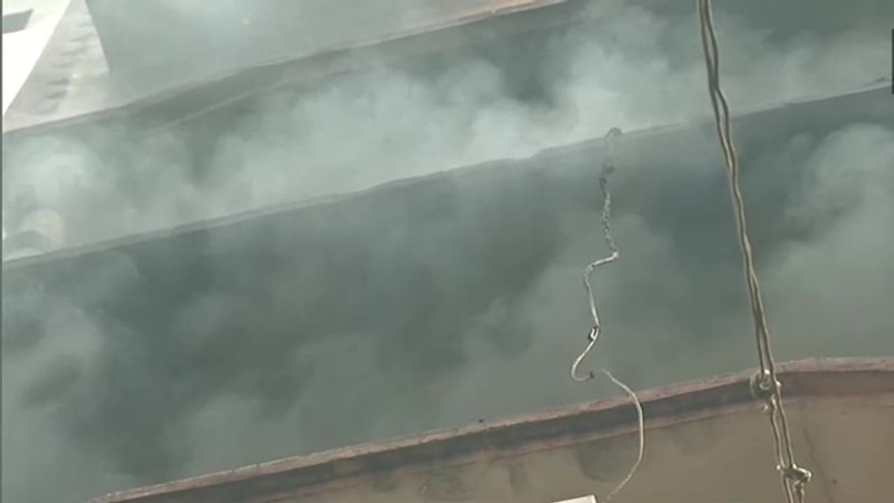 दिल्ली के अनाज मंडी में एक दिन पहले 43 लोगों की हुई थी मौत, आज उसी विल्डिंग में फिर लगी आग