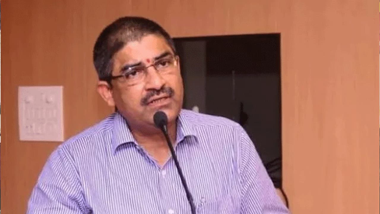 వైఎస్ జగన్ కు చిరాకు: ఎల్వీ ఉదంతంతో సినిమా