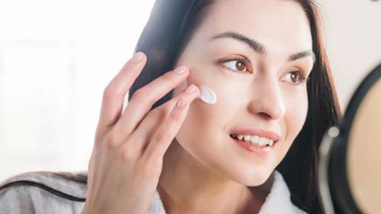 ഇക്കാര്യങ്ങൾ ശ്രദ്ധിച്ചാൽ മുഖത്തെ ചുളിവുകൾ എളുപ്പം അകറ്റാം ഇക്കാര്യങ്ങൾ ശ്രദ്ധിച്ചാൽ മുഖത്തെ ചുളിവുകൾ എളുപ്പം അകറ്റാം