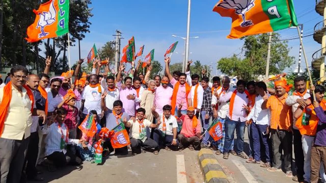 ১২ বিদ্রোহীর হাত ধরে কন্নড়ভূমে পদ্ম ঝড়, মাঝে বিঁধছে একটিমাত্র কাঁটা ১২ বিদ্রোহীর হাত ধরে কন্নড়ভূমে পদ্ম ঝড়, মাঝে বিঁধছে একটিমাত্র কাঁটা