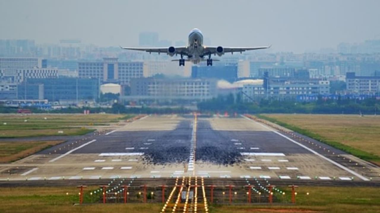 বিমানবন্দরে এবার লেভেল ক্রসিং, যাত্রী নিরাপত্তায় নয়া চমক বিমানবন্দরে এবার লেভেল ক্রসিং, যাত্রী নিরাপত্তায় নয়া চমক