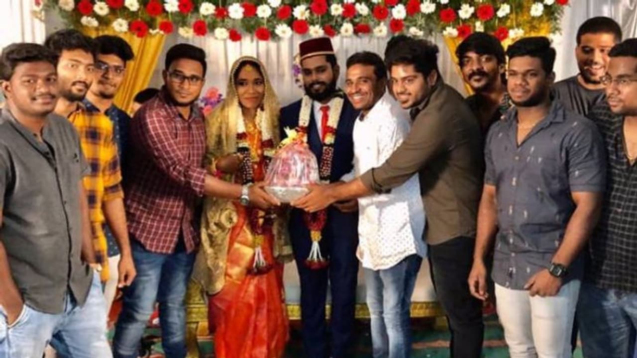 വിലമതിക്കാനാവാത്ത സമ്മാനം; ചങ്കിന്‍റെ കല്യാണത്തിന് ഉള്ളിക്കൊട്ട നല്‍കി കൂട്ടുകാര്‍