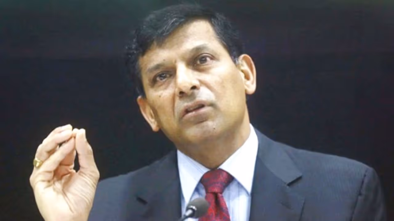 గ్రామాల్లో గిరాకీ గోవిందా... మోదీ సర్కార్పై నిప్పులు చెరిగిన రాజన్ గ్రామాల్లో గిరాకీ గోవిందా... మోదీ సర్కార్పై నిప్పులు చెరిగిన రాజన్