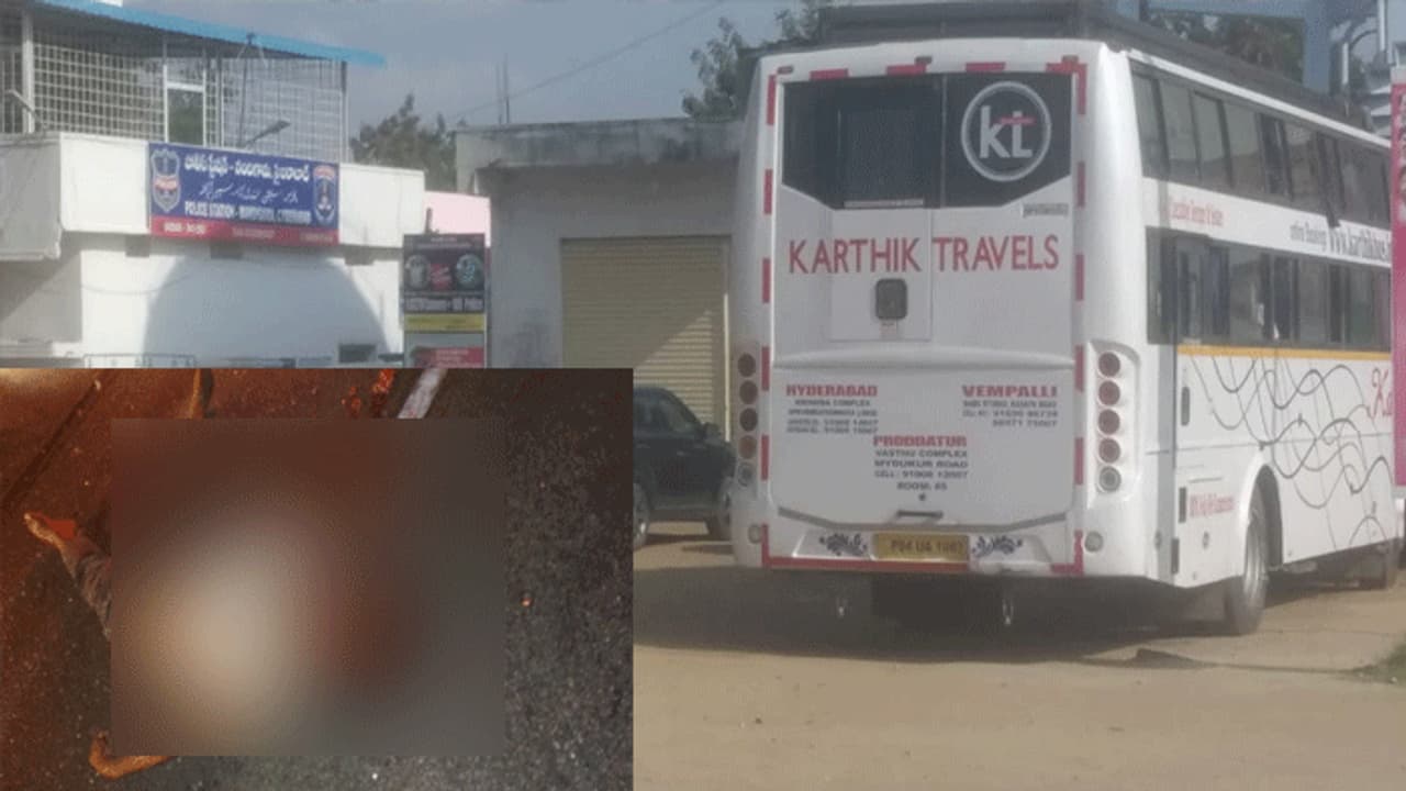 లారీని ఢీకొట్టిన బస్సు... కిటికీల్లో నుంచి ఎగిరి బయటకి పడి ఇద్దరు మృతి లారీని ఢీకొట్టిన బస్సు... కిటికీల్లో నుంచి ఎగిరి బయటకి పడి ఇద్దరు మృతి