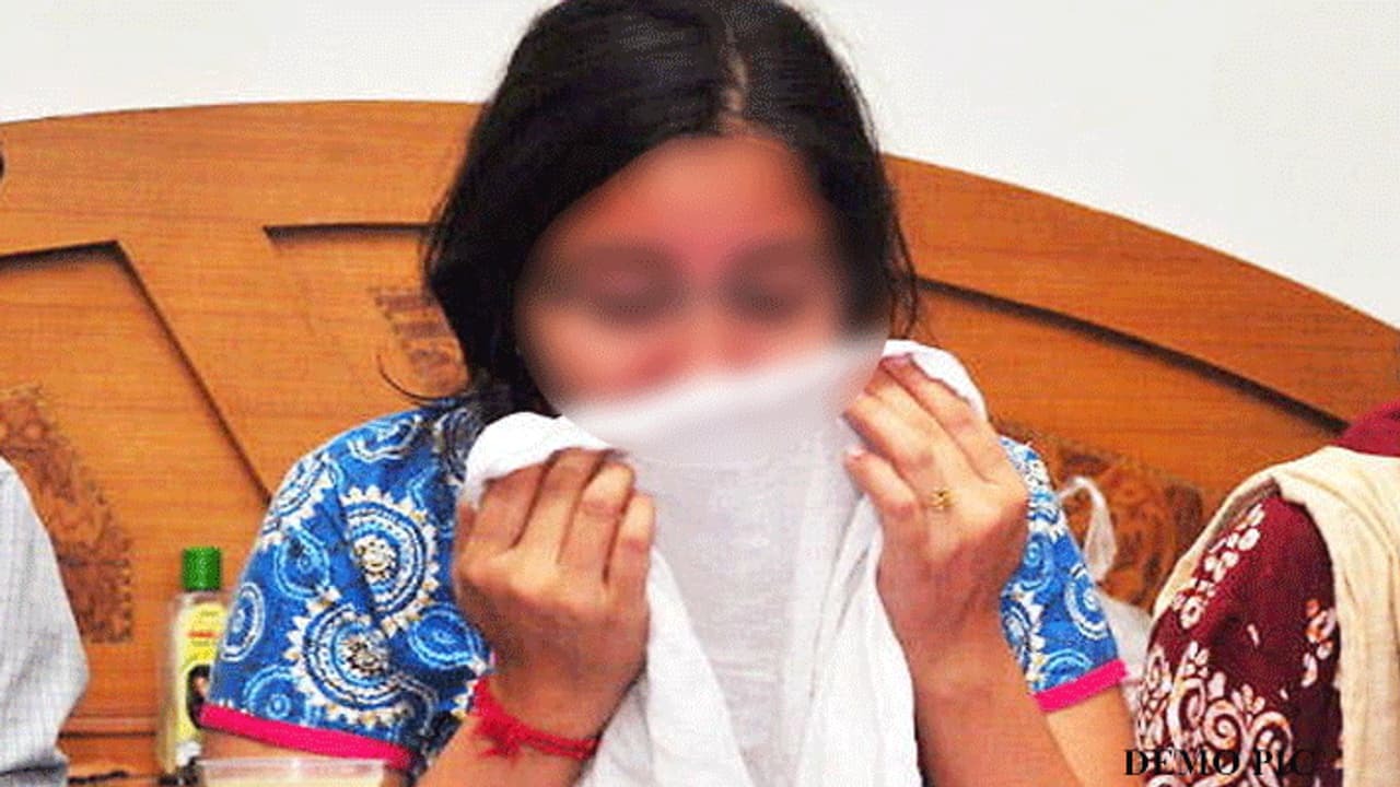 CM से रोते हुए बोली लड़की, मुझे बचा लो, नहीं वो दरिंदे जिंदा जला देंगे, फोन में दिखाई शर्मनाक करतूत CM से रोते हुए बोली लड़की, मुझे बचा लो, नहीं वो दरिंदे जिंदा जला देंगे, फोन में दिखाई शर्मनाक करतूत