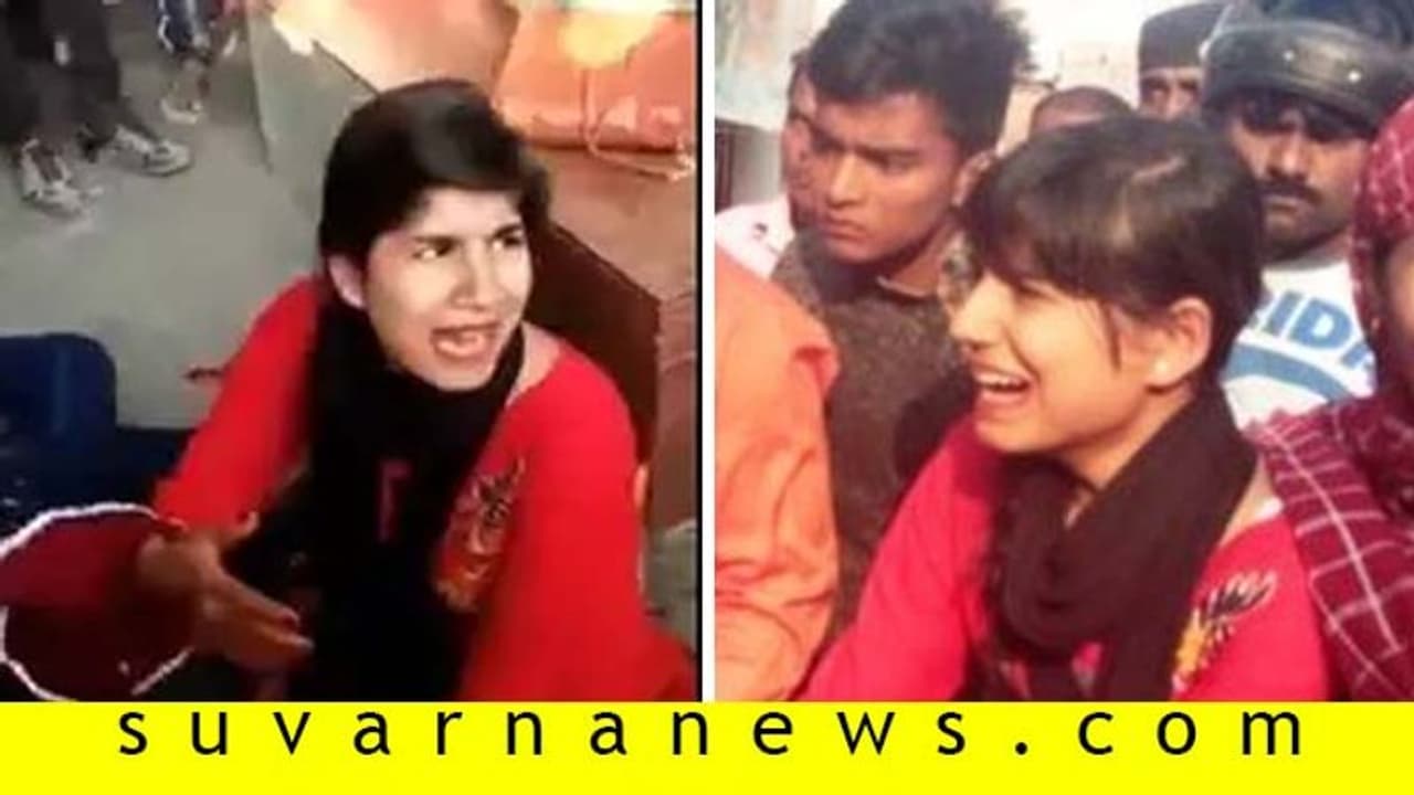 ಪ್ಲೀಸ್ ಕಾಪಾಡಿ: ವಿಡಿಯೋ ಮಾಡ್ತಾನೆ ನಿಂತ ಜನ, ಪತ್ನಿ ಮಡಿಲಲ್ಲೇ ಕೊನೆಯುಸಿರೆಳೆದ ಪತಿ! ಪ್ಲೀಸ್ ಕಾಪಾಡಿ: ವಿಡಿಯೋ ಮಾಡ್ತಾನೆ ನಿಂತ ಜನ, ಪತ್ನಿ ಮಡಿಲಲ್ಲೇ ಕೊನೆಯುಸಿರೆಳೆದ ಪತಿ!