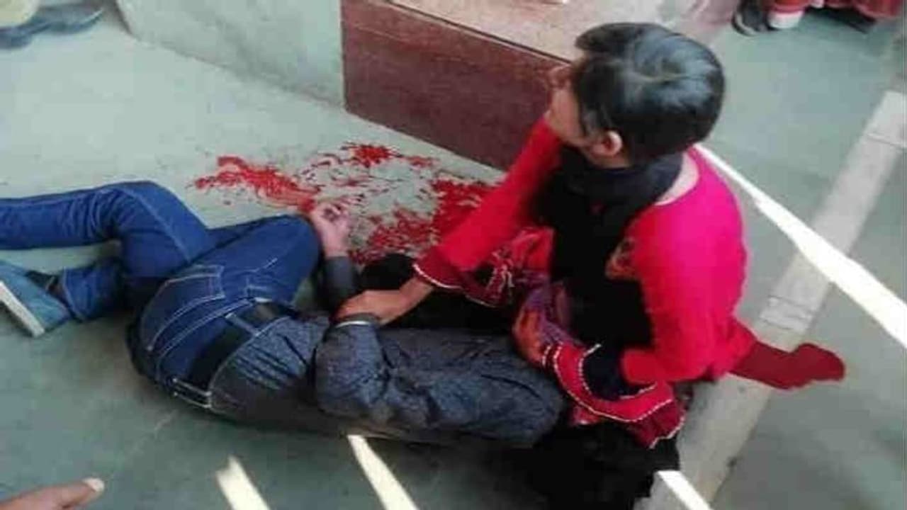 छह महीने पहले ही हुई थी शादी, पत्नी से सामने पति की गोली मार कर की हत्या छह महीने पहले ही हुई थी शादी, पत्नी से सामने पति की गोली मार कर की हत्या